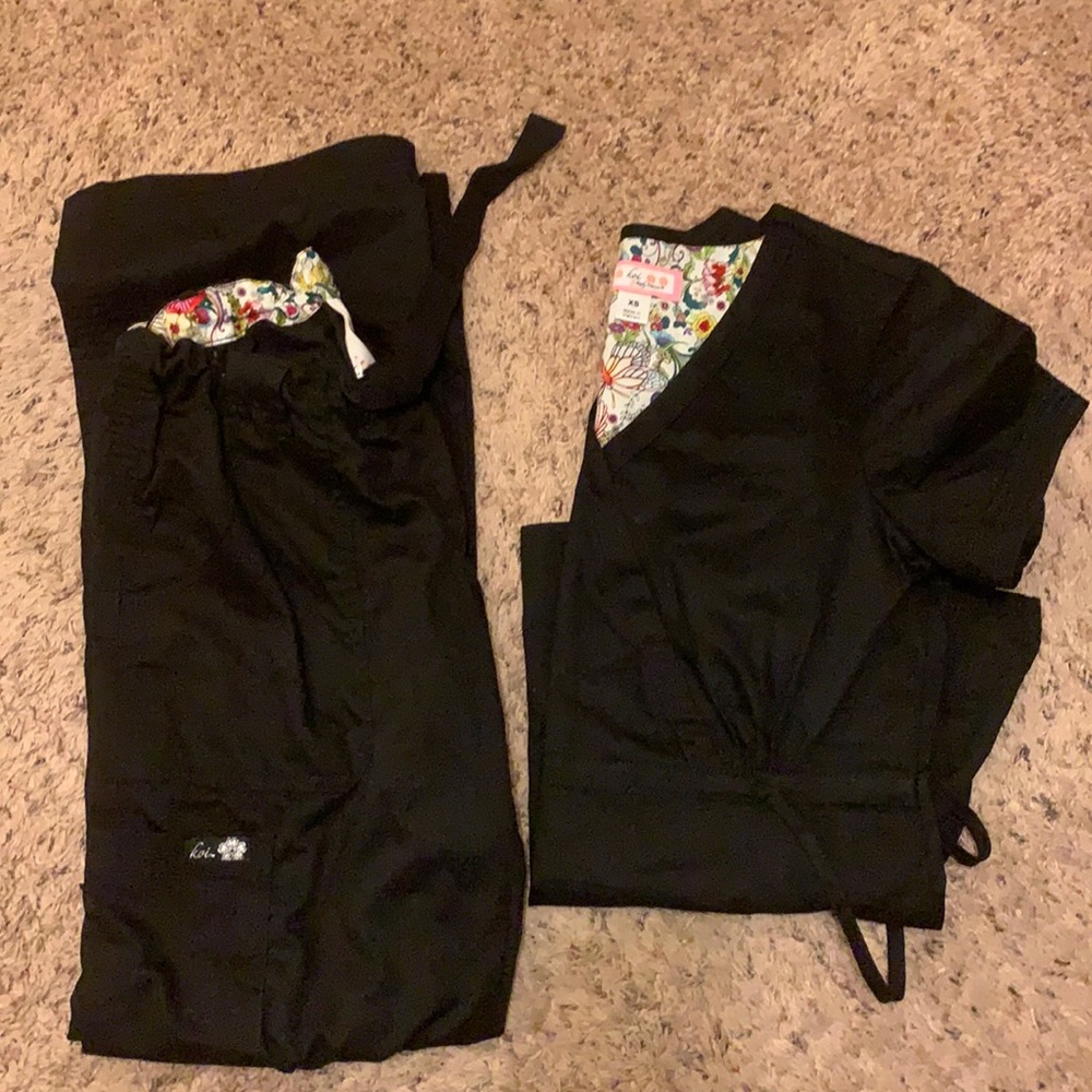 Koi black scrub set